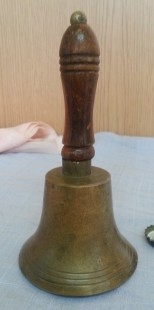 Campanilla de mesa. Estilo vintage. Mango de madera.