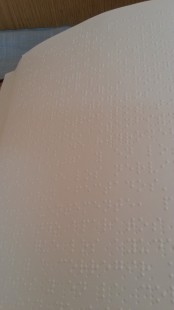 LIbro en Braille. Tapas blandas.