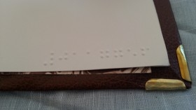 LIbro en Braille. Tapas blandas.