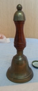 Campanilla de mesa. Estilo vintage. Mango de madera.