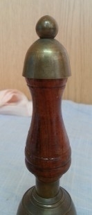 Campanilla de mesa. Estilo vintage. Mango de madera.