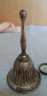 Campanilla de mesa. Estilo vintage. En metal