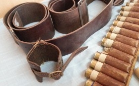 Canana y Cinturón de caza y seis cartuchos falsos para atrezzo o decoración.