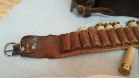 Canana y Cinturón de caza y seis cartuchos falsos para atrezzo o decoración.