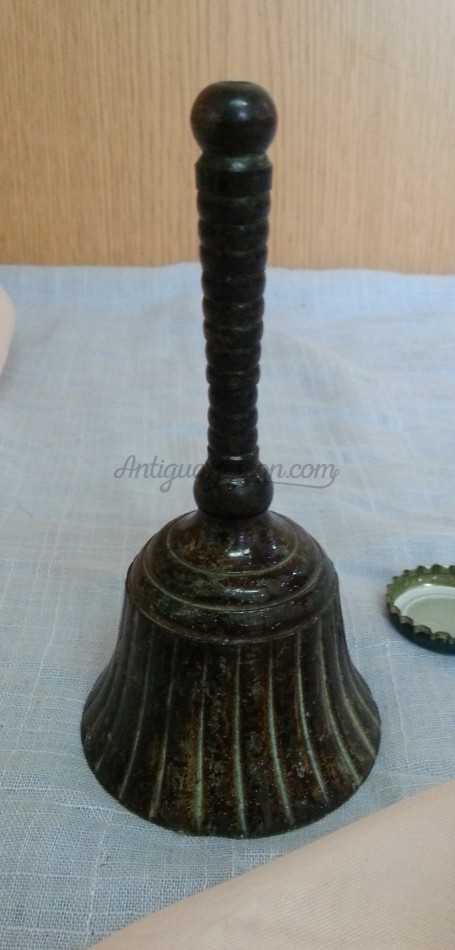 Campanilla de mesa. Estilo vintage. En metal