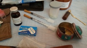 Kit de instrumentos para drogadictos. Alquiler de atrezzo.