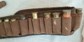 Canana completa y Cinturón de caza y varios cartuchos falsos para atrezzo o decoración.