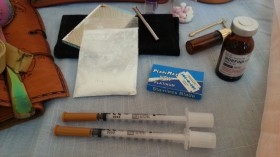 Kit de utensilios e instrumentos para drogadictos. Alquiler de atrezzo.