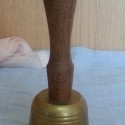 Campanilla de mesa. Estilo vintage. Mango de madera