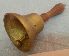 Campanilla de mesa. Estilo vintage. Mango de madera