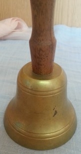 Campanilla de mesa. Estilo vintage. Mango de madera