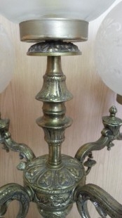 Lámpara de mesa en bronce. Cinco brazos. Años 70. Funcionando.