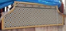 Cabecero artesanal. Forrado de mosaico porcelánico. Marco de madera.