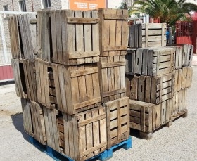 Cajas de madera. Cantidad importante de cajas viejas en madera en alquiler para decoración.