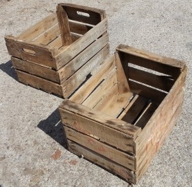 Cajas de madera. Cantidad importante de cajas viejas en madera en alquiler para decoración.