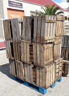 Cajas de madera. Cantidad importante de cajas viejas en madera en alquiler para decoración.