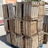 Cajas de madera. Cantidad importante de cajas viejas en madera en alquiler para decoración.