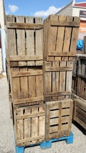 Cajas de madera. Cantidad importante de cajas viejas en madera en alquiler para decoración.