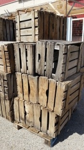 Cajas de madera. Cantidad importante de cajas viejas en madera en alquiler para decoración.