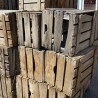 Cajas de madera. Cantidad importante de cajas viejas en madera en alquiler para decoración.