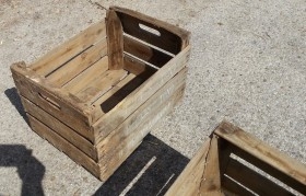 Cajas de madera. Cantidad importante de cajas viejas en madera en alquiler para decoración.