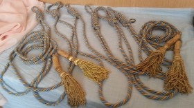 Borlones. Sujeta cortinas. Alzapaños. Pareja. Cordón azul y  dorado.