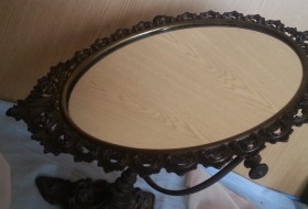 Espejo antiguo de tocador en bronce. Gran tamaño.