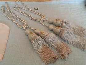 Borlones. Sujeta cortinas. Alzapaños. Pareja. Cordón plateado.