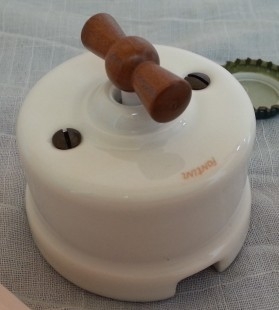 Interruptor de palomilla en Porcelana. Nuevo. A estrenar.