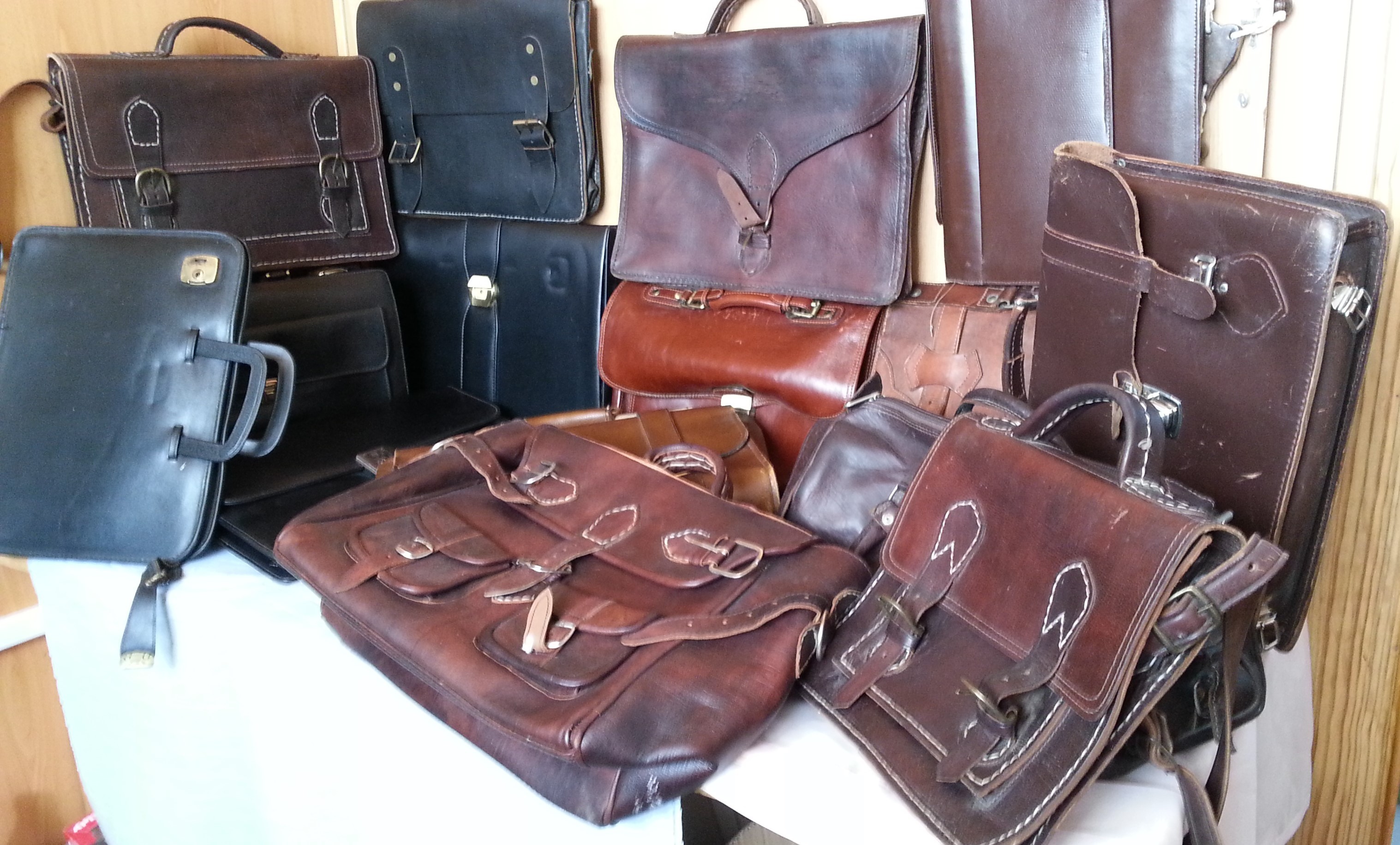 Maletines y carteras de colegio antiguos o vintage. Gran cantidad en venta  o alquiler.