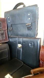 Maletines y carteras de colegio antiguos o vintage. Gran cantidad en venta o alquiler.