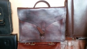 Maletines y carteras de colegio antiguos o vintage. Gran cantidad en venta o alquiler.