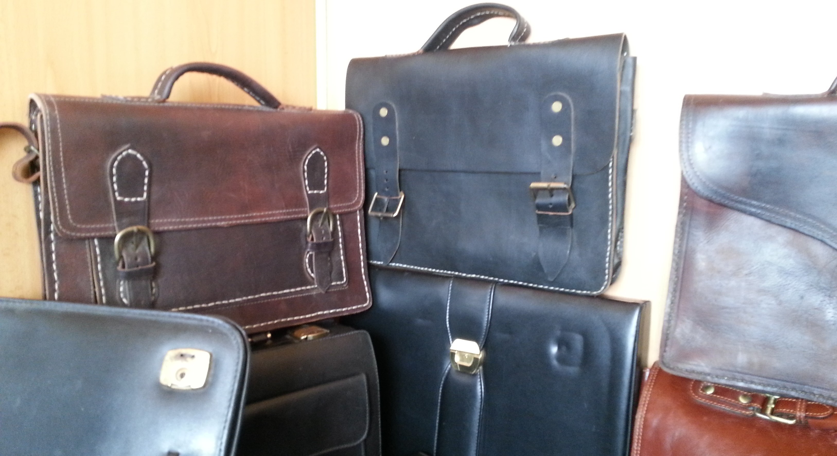 Maletines y carteras de colegio antiguos o vintage. Gran cantidad en venta  o alquiler.