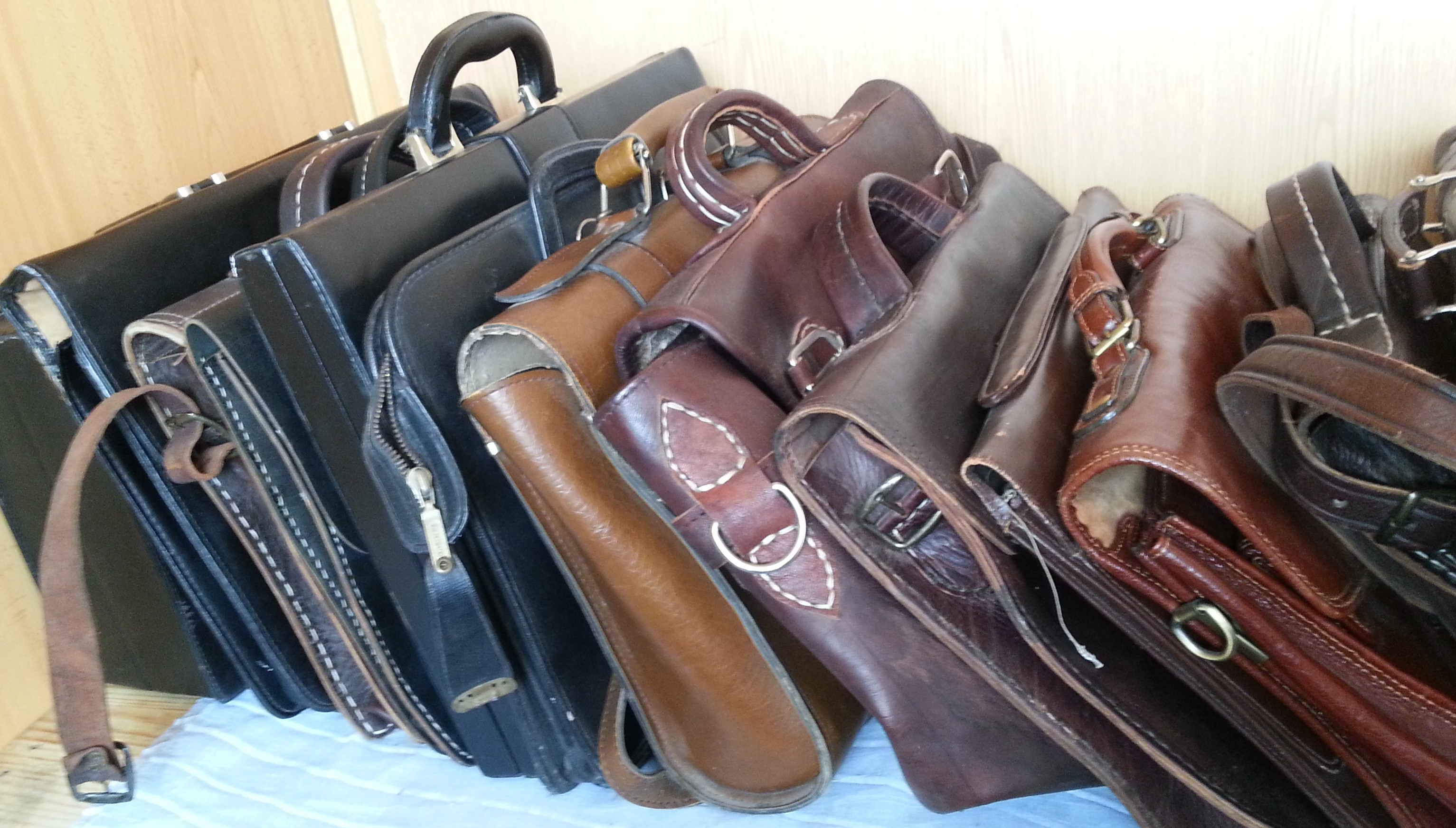 Maletines y carteras de colegio antiguos o vintage. Gran cantidad en venta  o alquiler.