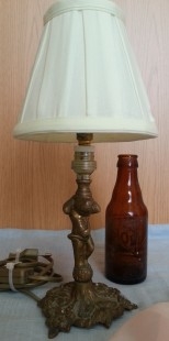 Lámpara de mesa en bronce. Pantalla nueva