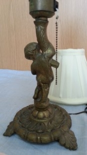 Lámpara de mesa en bronce. Pantalla nueva