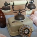 Teléfono en metal y baquelita. Años 60. Estilo clásico.