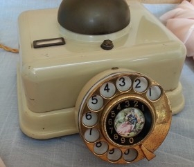 Teléfono en metal y baquelita. Años 60. Estilo clásico.
