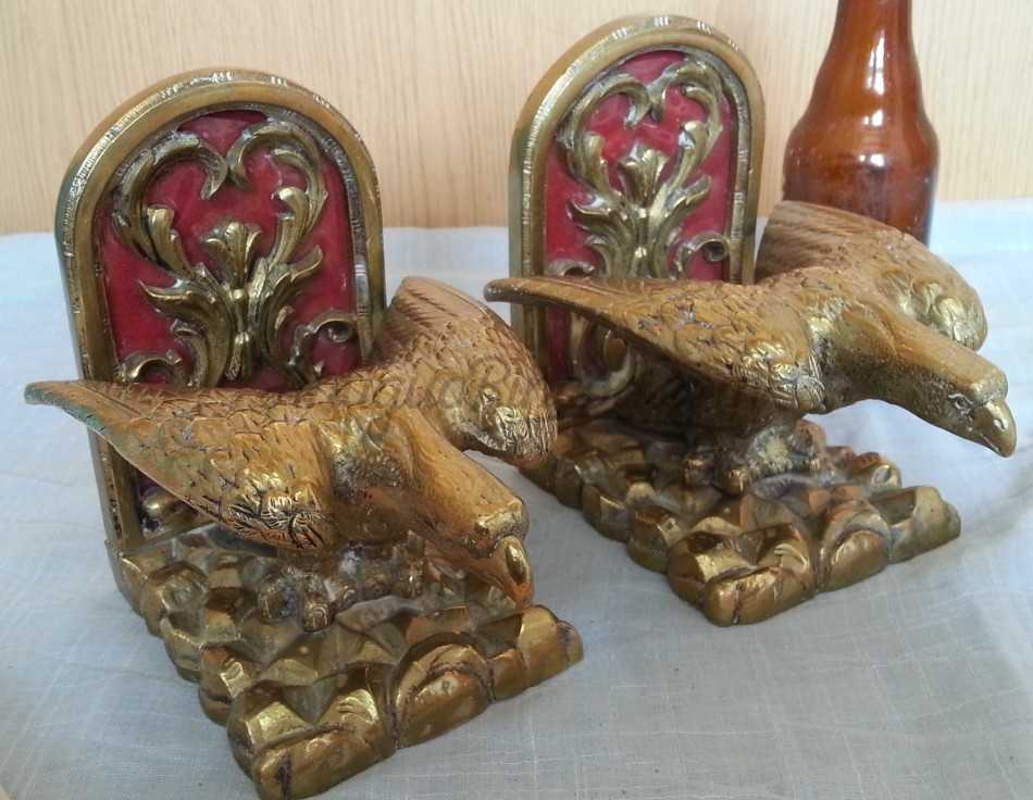 Sujeta-libros en bronce con forma de águila. Pareja. Buen estado general. Sujeta-libros en bronce con forma de águila. Pareja. Buen estado general.