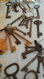 LLaves de puertas antiguas y vintage. Gran cantidad. Para atrezzo o decoración.