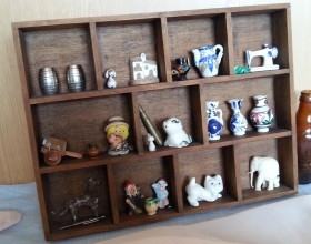 Colección de 23 miniaturas en expositor de madera.