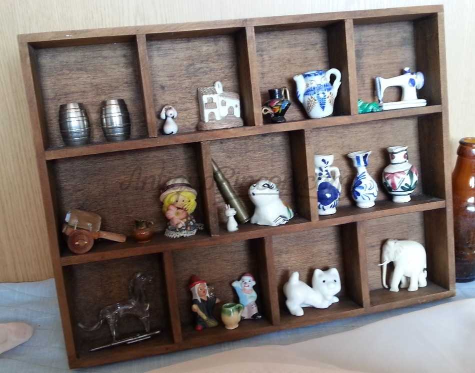 Colección de 23 miniaturas en expositor de madera.