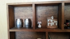 Colección de 23 miniaturas en expositor de madera.