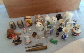 Colección de 23 miniaturas en expositor de madera.