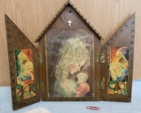 Retablo. Tríptico religioso. Años 70. Preciosa pieza para conservar muchos años.