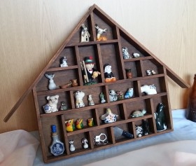 Colección de 34 miniaturas en expositor de madera.