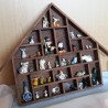 Colección de 34 miniaturas en expositor de madera.