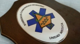 Metopa. Placa de la Unidad Médica de Bomberos de Madrid.