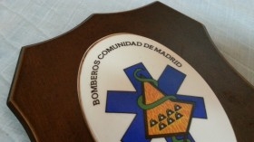 Metopa. Placa de la Unidad Médica de Bomberos de Madrid.