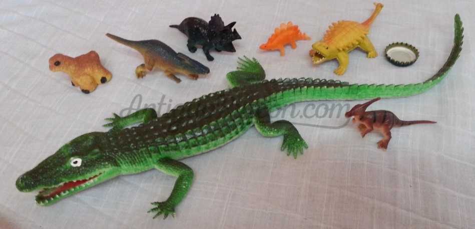 Dinosaurios de juguete. Fabricados en plástico y goma.